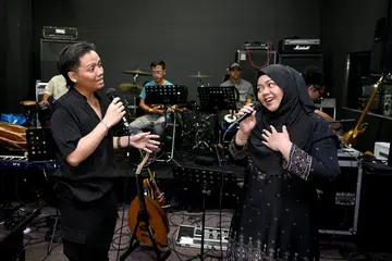 Penulis lirik dan penyanyi Nobat Kota Singa, Muhammad Hidayat Zainal (kiri) dan Eriynee Mohd Rizal, memberi suntikan segar dalam seni kata melalui penggunaan bahasa puitis dan kajian sejarah di kawasan Kampung Gelam sambil mengimbau nostalgia Taman Warisan Melayu sebagai pusat seni Melayu.