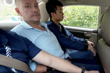 DIDAKWA: Warga Australia, Encik Andrew Gosling (atas), didakwa kerana melempar botol kaca dari tingkat tinggi kondominium di Spottiswoode Park Road sehingga menyebabkan kematian Encik Nasiari Sunee. - Foto fail