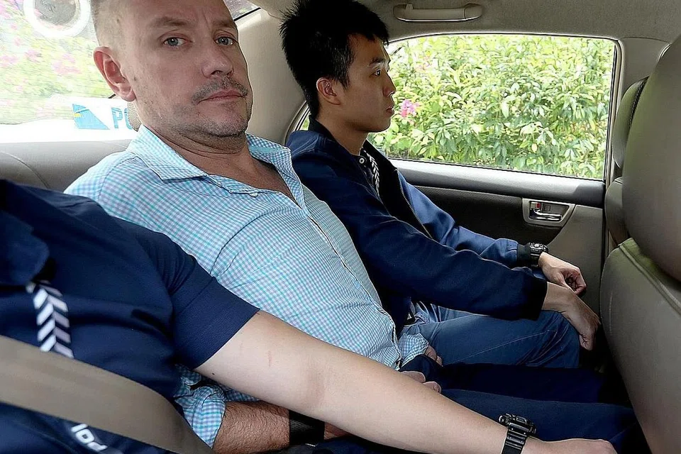 DIDAKWA: Warga Australia, Encik Andrew Gosling (atas), didakwa kerana melempar botol kaca dari tingkat tinggi kondominium di Spottiswoode Park Road sehingga menyebabkan kematian Encik Nasiari Sunee. - Foto fail