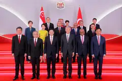 Perdana Menteri, Encik Lawrence Wong (barisan depan, tiga dari kiri) bergambar dengan Kabinet baru.  (Barisan depan, dari kiri) Menteri Pertahanan, Encik Chan Chun Sing; Timbalan Perdana Menteri, Encik Gan Kim Yong; Perdana Menteri, Encik Lawrence Wong; Menteri Kanan, Encik Lee Hsien Loong; Menteri Ehwal Dalam Negeri, Encik K. Shanmugam; Menteri Kesihatan, Encik Ong Ye Kung. 
(Barisan tengah, dari kiri) Menteri Penerangan dan Pembangunan Digital, Cik Josephine Teo; Menteri Kemampanan dan Sekitaran, Cik Grace Fu, Menteri Ehwal Luar, Dr Vivian Balakrishnan; Menteri Pembangunan Sosial dan Keluarga, Encik Masagos Zulkifli Masagos Mohamad; dan Menteri Pendidikan, Encik Desmond Lee. (Barisan belakang, dari kiri) Menteri Tenaga Manusia, Dr Tan See Leng; Menteri di Pejabat Perdana Menteri, Cik Indranee Rajah; Menteri Undang-Undang, Encik Edwin Tong dan Menteri Pembangunan Negara, Encik Chee Hong Tat.