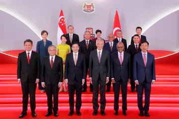 Perdana Menteri, Encik Lawrence Wong (barisan depan, tiga dari kiri) bergambar dengan Kabinet baru.  (Barisan depan, dari kiri) Menteri Pertahanan, Encik Chan Chun Sing; Timbalan Perdana Menteri, Encik Gan Kim Yong; Perdana Menteri, Encik Lawrence Wong; Menteri Kanan, Encik Lee Hsien Loong; Menteri Ehwal Dalam Negeri, Encik K. Shanmugam; Menteri Kesihatan, Encik Ong Ye Kung. 
(Barisan tengah, dari kiri) Menteri Penerangan dan Pembangunan Digital, Cik Josephine Teo; Menteri Kemampanan dan Sekitaran, Cik Grace Fu, Menteri Ehwal Luar, Dr Vivian Balakrishnan; Menteri Pembangunan Sosial dan Keluarga, Encik Masagos Zulkifli Masagos Mohamad; dan Menteri Pendidikan, Encik Desmond Lee. (Barisan belakang, dari kiri) Menteri Tenaga Manusia, Dr Tan See Leng; Menteri di Pejabat Perdana Menteri, Cik Indranee Rajah; Menteri Undang-Undang, Encik Edwin Tong dan Menteri Pembangunan Negara, Encik Chee Hong Tat.