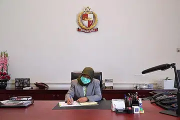 PERLU TINDAKAN SEGERA: Puan Halimah berkata adalah penting meringankan kesan yang dirasai warga Singapura, dan membantu setiap warga menempuhi tempoh mencabar ini. - Foto ISTANA
