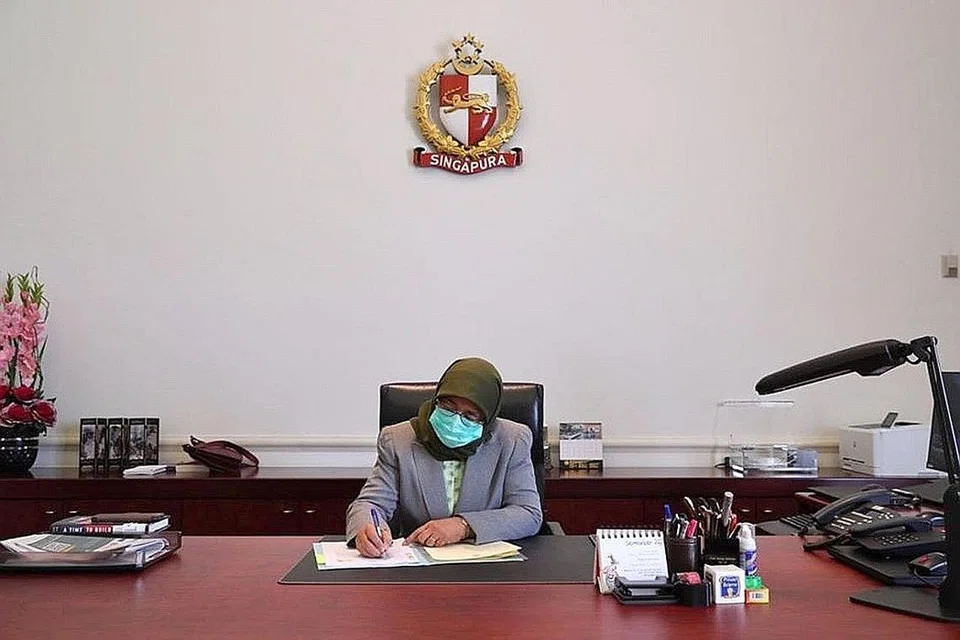 PERLU TINDAKAN SEGERA: Puan Halimah berkata adalah penting meringankan kesan yang dirasai warga Singapura, dan membantu setiap warga menempuhi tempoh mencabar ini. - Foto ISTANA