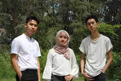 Kumpulan ‘indie’ pop, ‘Absence!’, yang dianggotai (dari kiri) Ryan Lai Liyang, Aida Zul dan Luke Lee Kei Jin, bakal menggegar ruang legar Esplanade dengan lagu runut bunyi rasmi (OST) daripada drama Korea popular pada 12 November.