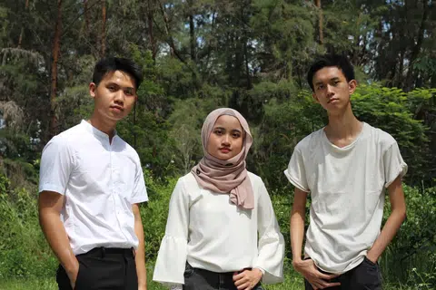 Kumpulan ‘indie’ pop, ‘Absence!’, yang dianggotai (dari kiri) Ryan Lai Liyang, Aida Zul dan Luke Lee Kei Jin, bakal menggegar ruang legar Esplanade dengan lagu runut bunyi rasmi (OST) daripada drama Korea popular pada 12 November.