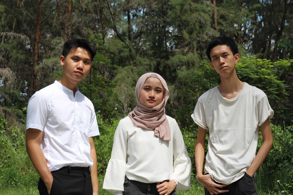 Kumpulan ‘indie’ pop, ‘Absence!’, yang dianggotai (dari kiri) Ryan Lai Liyang, Aida Zul dan Luke Lee Kei Jin, bakal menggegar ruang legar Esplanade dengan lagu runut bunyi rasmi (OST) daripada drama Korea popular pada 12 November.