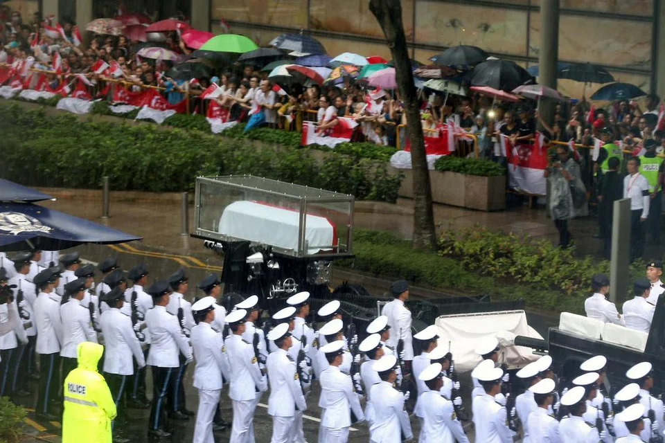 Perdana Menteri Encik Lawrence Wong menyeru rakyat Singapura supaya menghormati legasi bapa pengasas Singapura melalui ingatan dan juga tindakan mereka. Gambar menunjukkan keranda mendiang Lee Kuan Yew diarak bagi upacara Pengebumian Negara pada 2015.