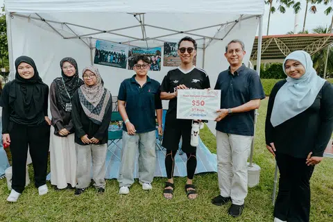 (Dari kiri) Nurul Hudah, 16 tahun; Nur Sophia Mohamed Sophian, 16 tahun; Nur Jazeera Abdullah, 14 tahun; Iman Hakym Nazrie, 15 tahun; dan Encik Abdul Qayyum Sarip, 35 tahun, menerima hadiah tempat ketiga daripada Pemangku Menteri Bertanggungjawab bagi Ehwal Masyarakat Islam merangkap Menteri Negara Kanan (Ehwal Dalam Negeri), Profesor Madya Dr Muhammad Faishal Ibrahim (dua dari kanan); dan Ketua Pegawai Eksekutif (CEO) yang juga Pengasas bersama MudaSG, Cik Sherlita Almeyra Sherhan (kanan) dalam pertandingan bola tampar. 