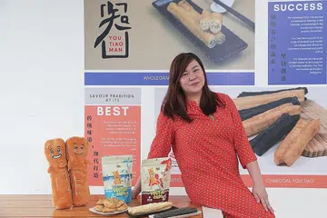 KREATIVITI KEMBANG NIAGA: Dengan kreativiti dan inovasi, syarikat Cik Chew juga berjaya menghasilkan perisa 'you tiao' berlainan seperti 'charcoal' dan bijirin yang merangsang pengeluaran meningkat sebanyak 300 peratus dengan bantuan automasi. - Foto BM oleh KELVIN CHNG