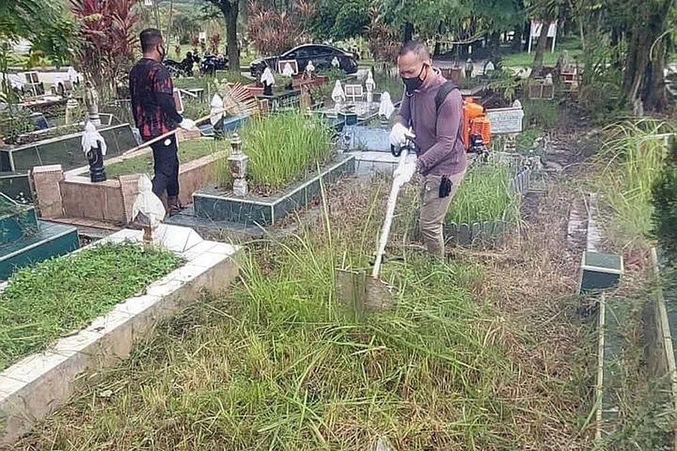 SATU BENTUK SUMBANGAN: Encik Ramli (kanan) bersama anggota Reforming Support Group lain membersihkan tanah perkuburan di Pusara Abadi baru-baru ini. - Foto ihsan RAMLI ABDULLAH