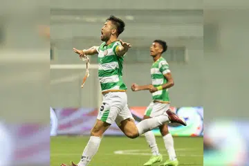 Kapten Geylang International, Rio Sakuma, meraikan gol saat-saat akhir beliau yang memastikan pasukannya seri 2-2 dengan BG Tampines Rovers. 
