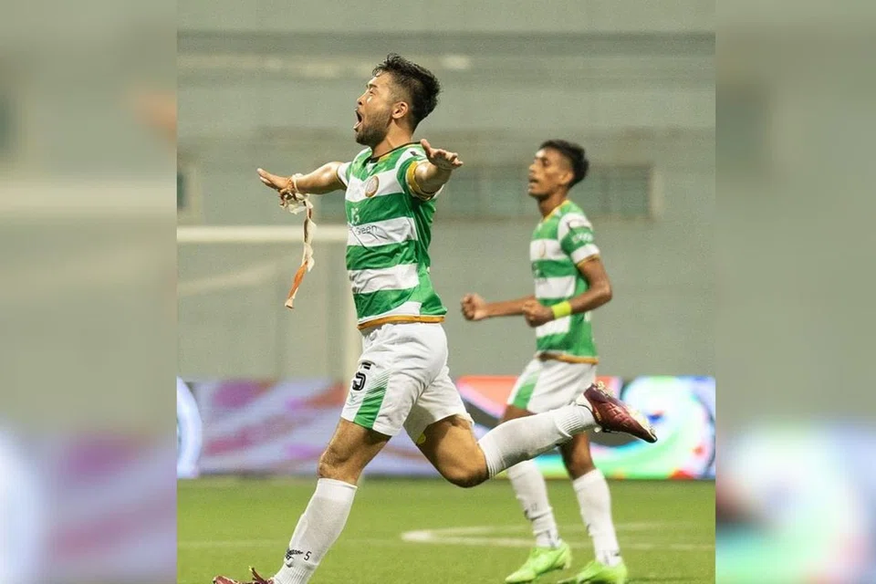 Kapten Geylang International, Rio Sakuma, meraikan gol saat-saat akhir beliau yang memastikan pasukannya seri 2-2 dengan BG Tampines Rovers. 