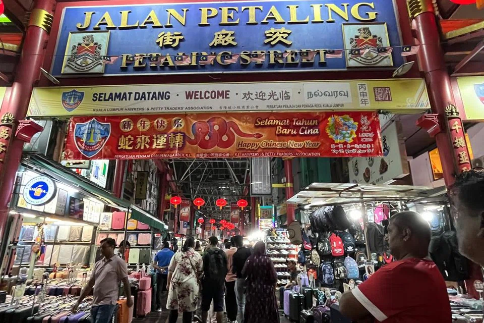 Jalan Petaling di Kuala Lumpur antara pusat tumpuan untuk membeli-belah bukan saja dalam kalangan warga Malaysia, malah pelancong asing.