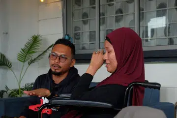 TABAH HADAPI DUGAAN : Encik Asdina setia berharap isterinya Cik Noor Syamimi kembali pulih seperti sediakala.