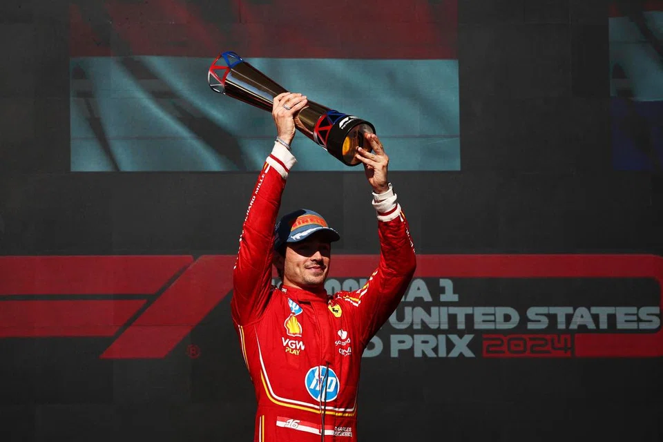 Charles Leclerc menjulang trofi kemenangannya dalam Grand Prix Amerika Syarikat di Austin, Texas, pada 20 April.