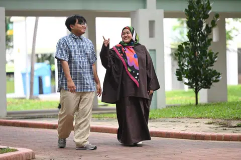 Encik Afeef Ikhwan Mohammad Ariffin (kiri), 22 tahun, bersama ibunya, Cik Melati Muhaiyah, 49 tahun, yang sentiasa sabar mendidik dan membimbingnya di rumah.