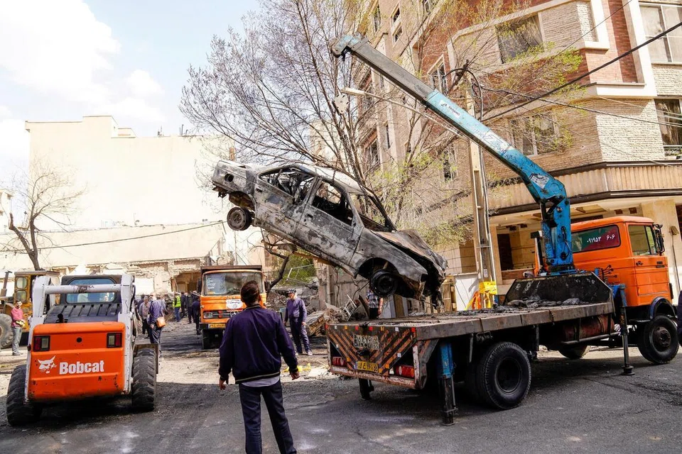 Sisa sebuah kereta yang musnah di lokasi kejadian selepas serangan Israel dan Amerika Syarikat ke atas sebuah bangunan di Teheran, Iran, 28 Februari 2026.