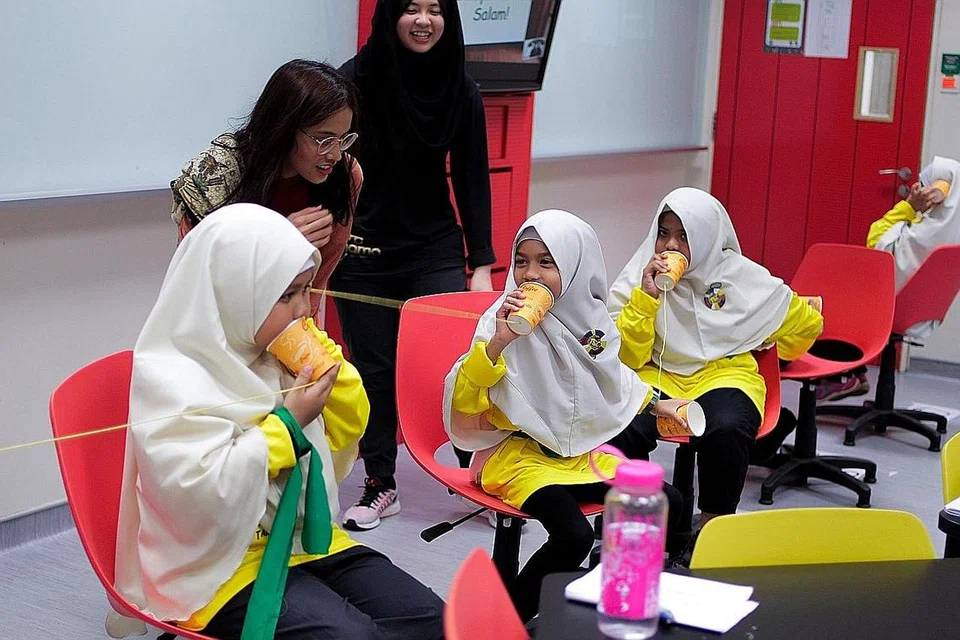 SERONOK DI KEM: Murid-murid sekolah rendah dengan pembimbing mereka. - Foto MOHD HAIQEL JAMALUDIN 