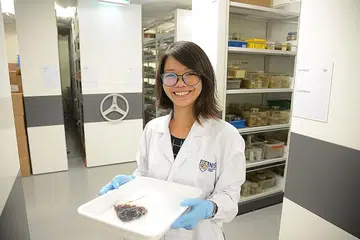 IMPIAN KANAK-KANAK TERCAPAI: Kurator Koleksi Knidaria, Ekinoderma dan Slaid Mikroskop di Muzium Sejarah Alamiah Lee Kong Chian, Cik Iffah Iesa, seronok membina kerjaya yang sentiasa memperkaya ilmunya tentang hidupan laut dan alam sekitar, sesuatu yang didambakan sejak kecil. - Foto MUZIUM SEJARAH ALAMIAH LEE KONG CHIAN, NUS