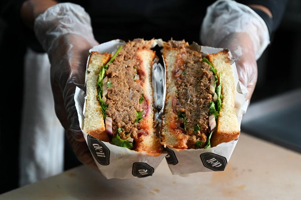 Sandwic Lamb Birria merupakan antara hidangan popular di Deli by The Meatery. 