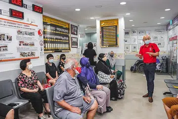 JUMLAH PESAKIT MELAYU MENINGKAT: Pengerusi Institusi Perubatan Sian Chay, Encik Toh Soon Huat (kanan) berbesar hati dapat membantu lebih penduduk Singapura dan gembira lebih orang Melayu juga mendapatkan rawatan di institusi tersebut. - Foto-foto BH oleh NUR DIYANA TAHA