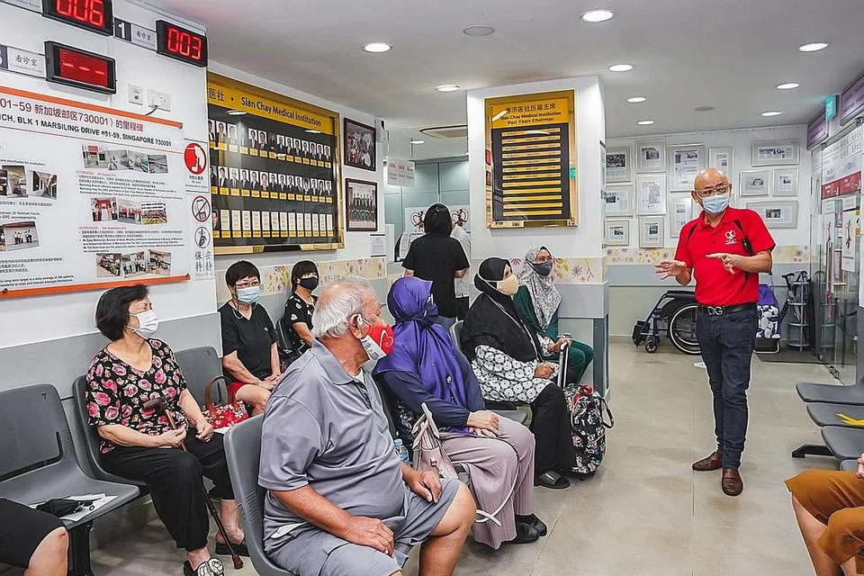 JUMLAH PESAKIT MELAYU MENINGKAT: Pengerusi Institusi Perubatan Sian Chay, Encik Toh Soon Huat (kanan) berbesar hati dapat membantu lebih penduduk Singapura dan gembira lebih orang Melayu juga mendapatkan rawatan di institusi tersebut. - Foto-foto BH oleh NUR DIYANA TAHA
