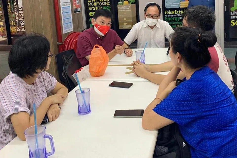 Menteri Negara Kanan (Pengangkutan merangkap Ehwal Luar), Encik Chee Hong Tat, telah menemui penasihat akar umbi serta beberapa penduduk Bukit Panjang untuk mendengar pandangan mereka tentang perubahan ke atas khidmat bas 171, 700 dan 972.