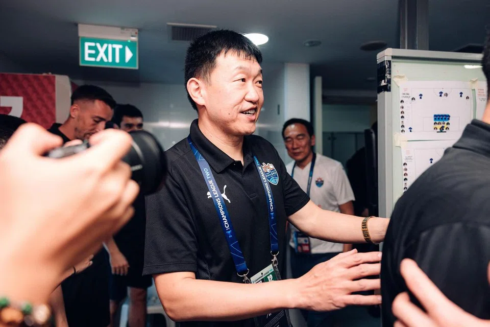 Pengurusi Lion City Sailors, sebuah pasukan Liga Perdana Singapura (SPL), Forrest Li, mengesahkan beliau akan bertanding untuk jawatan presiden Persatuan Bola Sepak Singapura (FAS). Kejayaan beliau membangunkan Lion City Sailors memberikan penyokong bola sepak tempatan harapan bahawa beliau mampu melakukan yang sama untuk bola sepak kebangsaan.