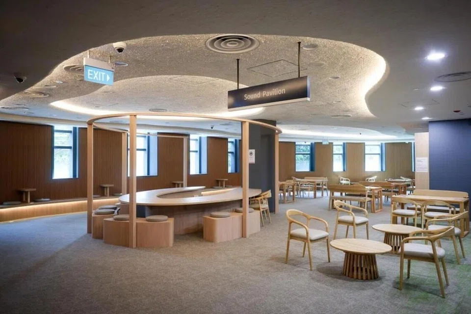 Pavilion Bunyi atau Sound Pavilion, di mana pengunjung boleh berehat dan membaca di kawasan tempat duduk di Perpustakaan Bukit Batok yang baru direnovasi.