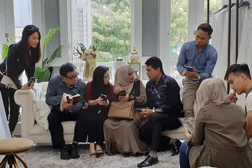 TARIKAN FILEM: Filem 'Not My Mother's Baking' bakal menampilkan bakat-bakat baru daripada pelbagai latar belakang. Antaranya (dari kiri) Lim Mei Fen dari Malaysia, pelakon veteran Vincent Tee, Christina Hon, Cef Mastura Alwi, Zack Zainal serta anaknya Benjamin, pelakon-penyanyi Kaydash Cheung dan Cef Sarah Ariffin yang merupakan anak perempuan Cef Mastura. - Foto-Foto STUDIO59 CONCEPTS