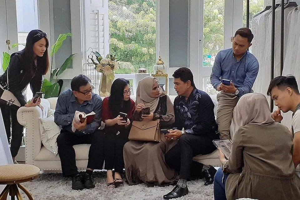 TARIKAN FILEM: Filem 'Not My Mother's Baking' bakal menampilkan bakat-bakat baru daripada pelbagai latar belakang. Antaranya (dari kiri) Lim Mei Fen dari Malaysia, pelakon veteran Vincent Tee, Christina Hon, Cef Mastura Alwi, Zack Zainal serta anaknya Benjamin, pelakon-penyanyi Kaydash Cheung dan Cef Sarah Ariffin yang merupakan anak perempuan Cef Mastura. - Foto-Foto STUDIO59 CONCEPTS