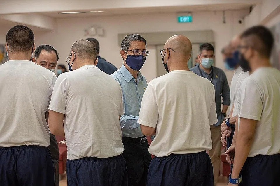 TEMUI BANDUAN: Profesor Madya Muhammad Faishal Ibrahim menemui banduan dalam satu lawatan ke penjara baru-baru ini. - Foto PERKHIDMATAN PENJARA SINGAPURA