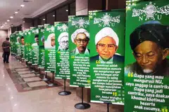 Barisan kepimpinan Nahdlatul Ulama (NU) yang diabadikan dalam poster NU ini menggambarkan pertubuhan Islam terbesar di dunia, dengan sekitar 100 juta ahli dan sekutu.