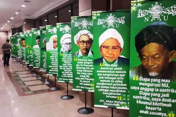 Barisan kepimpinan Nahdlatul Ulama (NU) yang diabadikan dalam poster NU ini menggambarkan pertubuhan Islam terbesar di dunia, dengan sekitar 100 juta ahli dan sekutu.