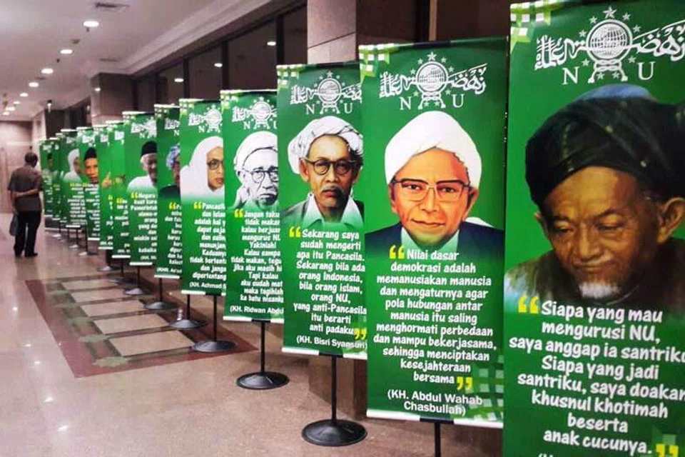 Barisan kepimpinan Nahdlatul Ulama (NU) yang diabadikan dalam poster NU ini menggambarkan pertubuhan Islam terbesar di dunia, dengan sekitar 100 juta ahli dan sekutu.