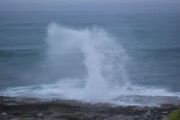 PANCUTAN AIR PANAS: Tempat yang dikenali sebagai Blow Holes ini merupakan tarikan di timur Frank Sound Road, Kepulauan Cayman di mana beberapa lubang besar seperti gua di dasar laut boleh mengakibatkan pancutan air panas setinggi enam meter apabila dipukul ombak. - Foto-foto oleh HASNAH ABDULLAH 