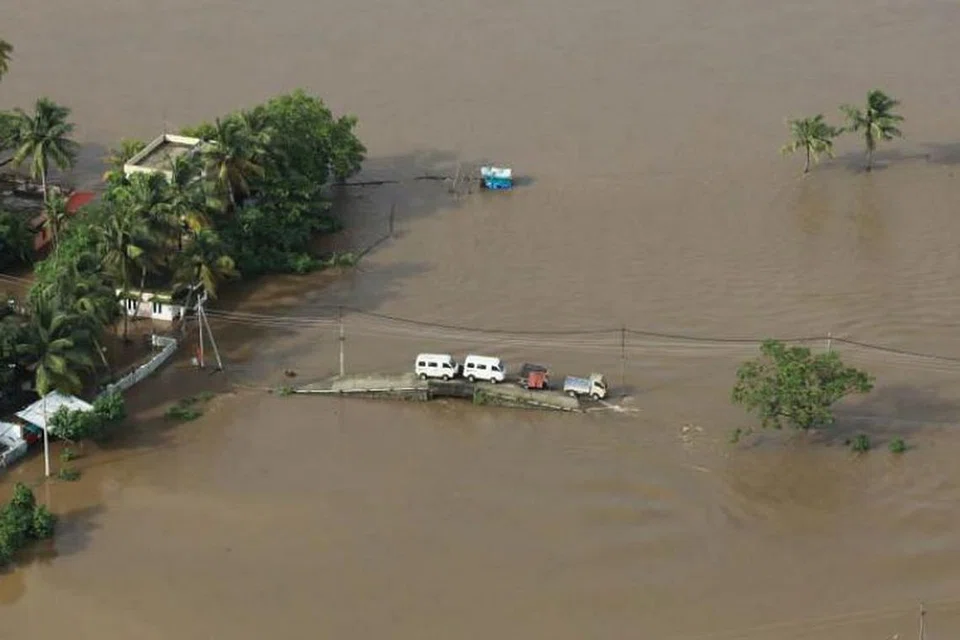 Penyelamat dalam helikopter dan bot berjuang melawan hujan lebat untuk sampai ke kampung-kampung yang terputus hubungan dengan dunia luar bagi menyelamatkan mangsa dalam banjir monsun terburuk dalam satu abad yang melanda Kerala, India, pada Sabtu, 18 Ogos 2018. 