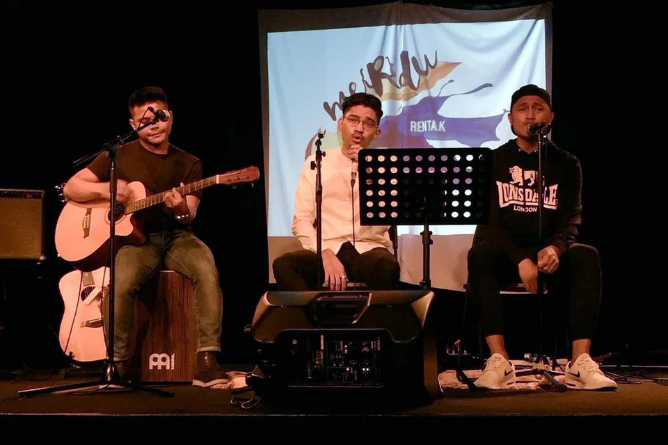 BAKAT TEMPATAN: Kumpulan Rendered Collective mendendangkan lagu 'Aku Rindu Kamu' yang direka sendiri pada acara konsert Merdu. - Foto PBMUKS