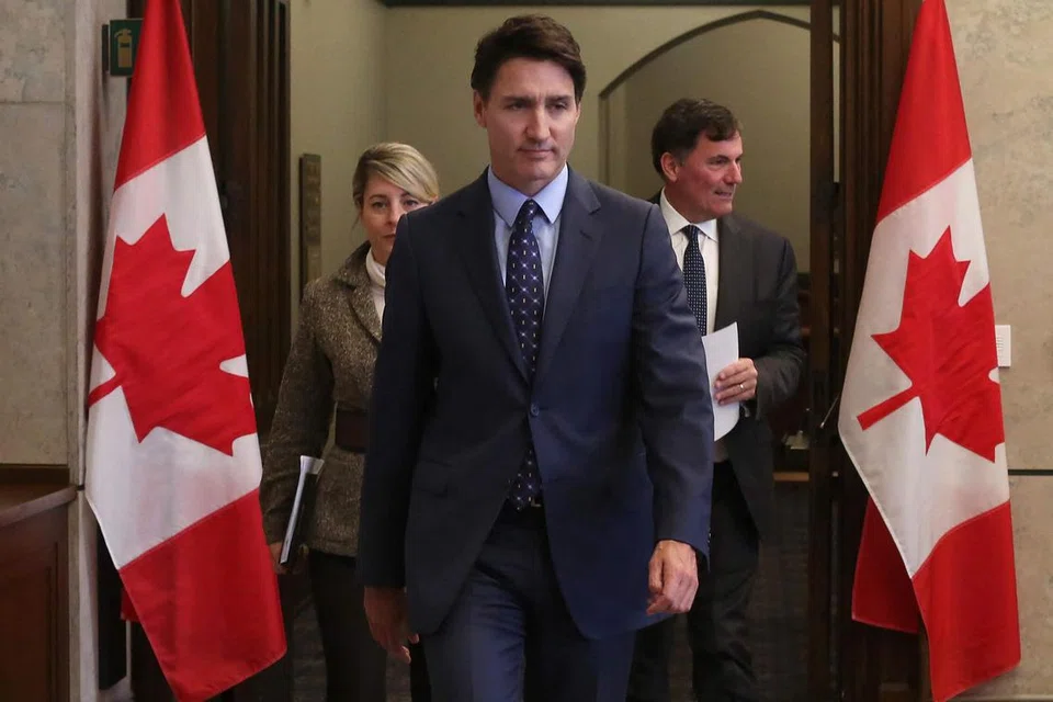 Perdana Menteri Canada, Encik Justin Trudeau (tengah), dan dua menteri lain tiba bagi sidang akhbar selepas negaranya mengusir enam diplomat tertinggi India, termasuk dutanya, pada 14 Oktober. 