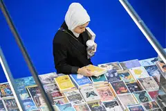 Seorang pengunjung membelek buku-buku di pameran Pesta Buku Antarabangsa Kuwait ke-47 di Bandaraya Kuwait pada 20 November 2024. (gambar hiasan).