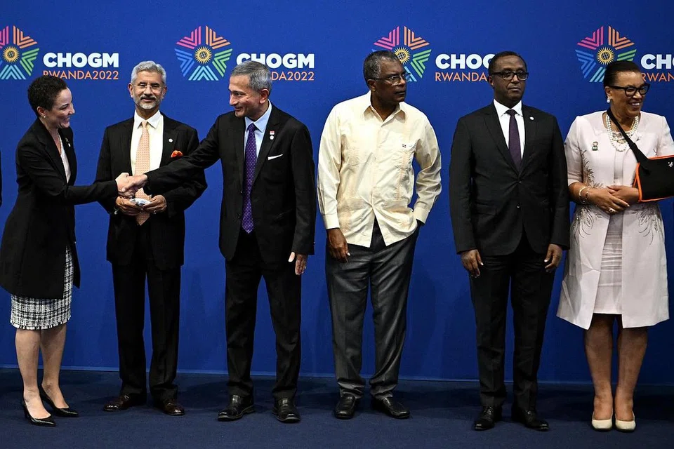 MESYUARAT MENTERI EHWAL LUAR: Dr Balakrishnan (tiga dari kiri) bersalam dengan Menteri Ehwal Luar dan Perdagangan Asing Jamaica, Cik Kamina Johnson Smith semasa sesi bergambar selepas Mesyuarat Menteri Ehwal Luar Komanwel di Pusat Konvensyen Kigali kelmarin. - Foto BH oleh LIM YAOHUI
