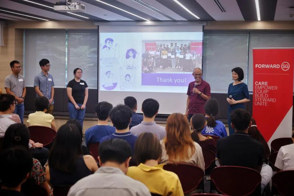 DEMI PERBAIKI MASYARAKAT: Menteri Negara (Pembangunan Sosial dan Keluarga) Cik Sun Xueling (kanan), dan Menteri Pembangunan Sosial dan Keluarga, Encik Masagos Zulkifli Masagos Mohamad (kiri), telah menerima cadangan daripada mahasiswa Universiti Nasional Singapura (NUS).