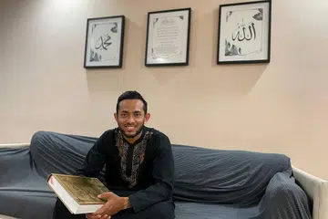 MENUNAIKAN UMRAH PERTAMA KALI: Encik Azzli bakal menunaikan umrah bersama syarikat Mumtaz Holidays and Tours pada Disember tahun ini. - Foto ihsan MUHAMMAD AZZLI AZIZ
