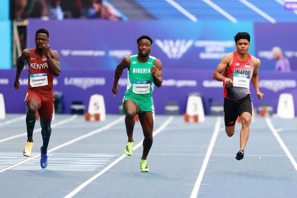 Pelari Singapura, Marc Louis (kanan), beraksi dalam pusingan saringan acara 100m lelaki di Sukan Komanwel.