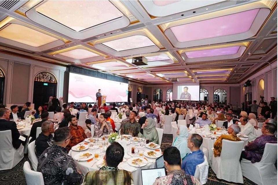 
Sekitar 230 hadirin terdiri daripada pemimpin nasional dan masyarakat serta rakan kongsi BH/BM, memenuhi dewan Hotel Four Seasons semasa Majlis Anugerah Jauhari 2024 pada 25 Oktober. Ia diserikan tetamu terhormat, Menteri Kesihatan, Encik Ong Ye Kung (di pentas).