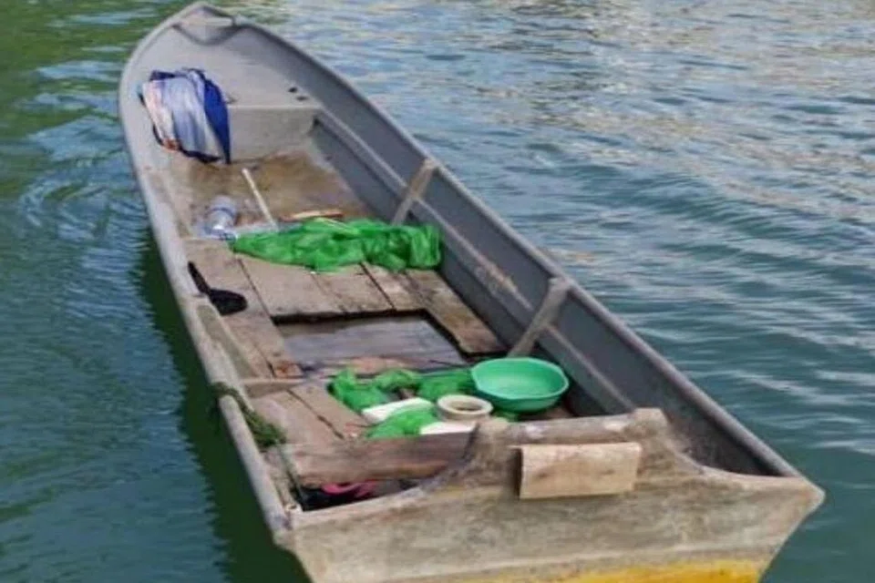 PENEMUAN LAIN: Polis turut menemui perahu kaca gentian yang dirampas. - Foto PASUKAN POLIS SINGAPURA