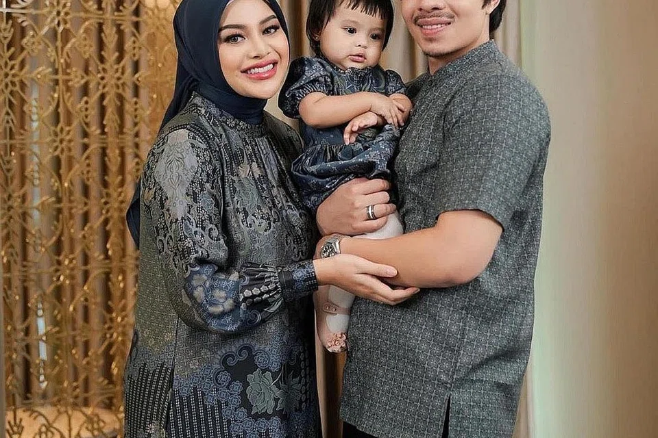 REZEKI MEDIA DIGITAL: Atta Halilintar (kanan) berkongsi ilmu digital dengan isterinya, Aurel Hermansyah (kiri), dan dedahkan anak mereka, Ameena Hana Nur Atta pada media sosial, demi masa depannya. - Foto INSTAGRAM AUREL HERMANSYAH