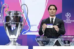 LAWAN DITENTUKAN: Pemain bola sepak Turkey Hamit Altintop menunjukkan cabutan bagi Liverpool semasa upacara pusingan 16 pasukan terakhir Liga Juara- Juara di Ibu Pejabat UEFA di Nyon, Switzerland, kelmarin. - Foto EPA-EFE