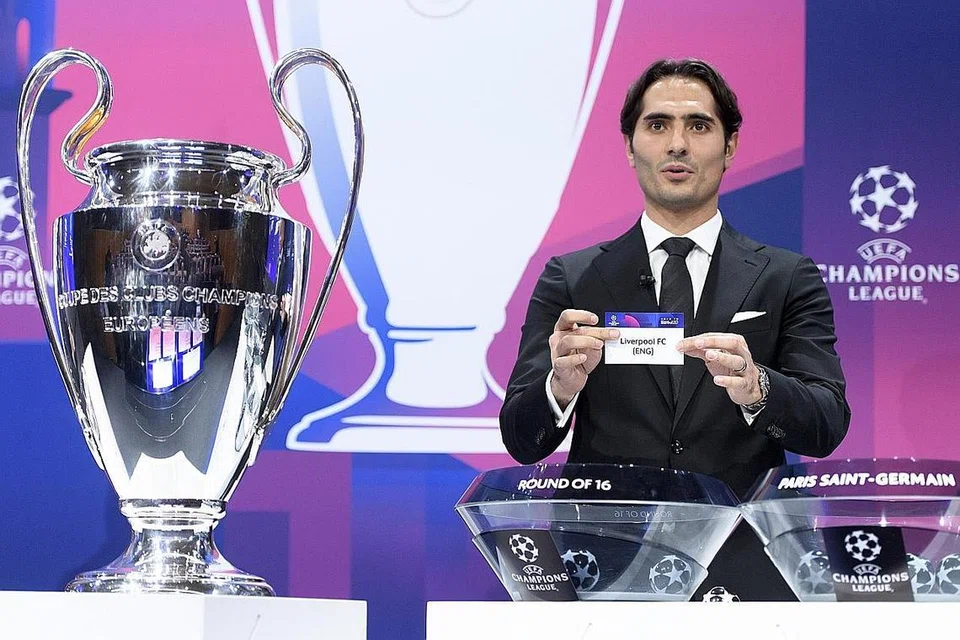 LAWAN DITENTUKAN: Pemain bola sepak Turkey Hamit Altintop menunjukkan cabutan bagi Liverpool semasa upacara pusingan 16 pasukan terakhir Liga Juara- Juara di Ibu Pejabat UEFA di Nyon, Switzerland, kelmarin. - Foto EPA-EFE