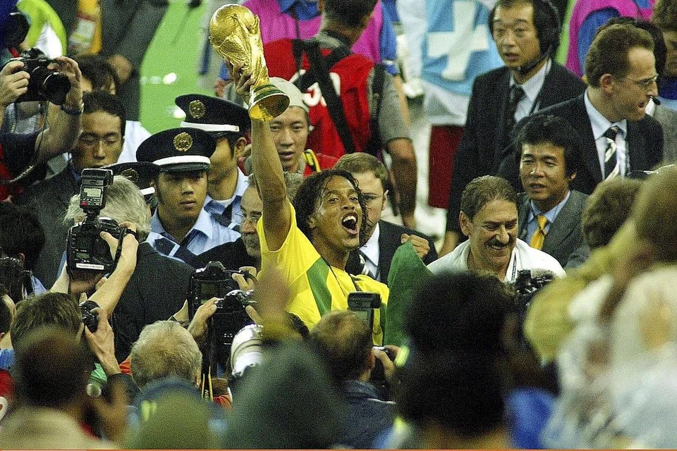 PEMENANG PIALA DUNIA: Ronaldinho menjulang Piala Dunia 2002, yang dimenangi Brazil selepas mengalahkan Jerman 2-0 di Stadium Antarabangsa Yokohama di Jepun. - Foto fail 